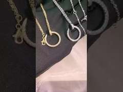 আধুনিক শৈলী এবং বেজেল সেটিং সহ উচ্চ স্বচ্ছতা সম্পন্ন 18K সোনার হীরার গহনা