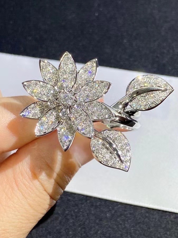 Customized Luxury Diamond Ring 18K Gold Unisex For Engagement