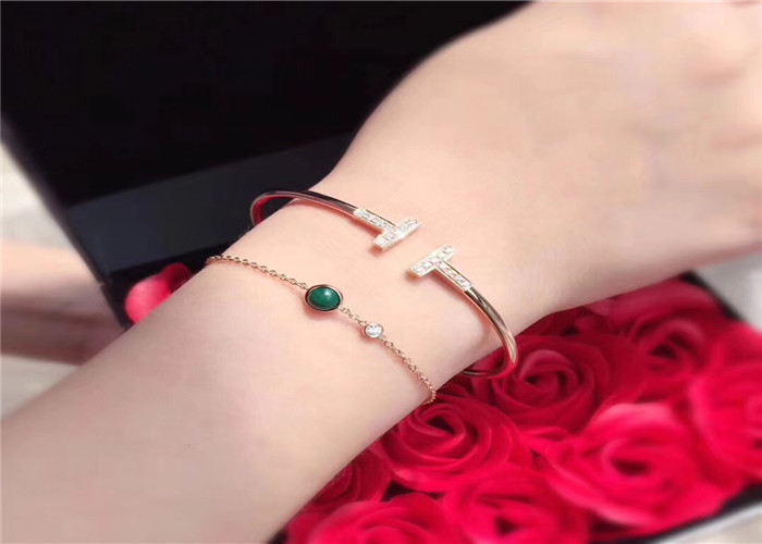 Sophisticated 18K Gold Bangle Bracelet With Carnelian / Gemstone / Diamond