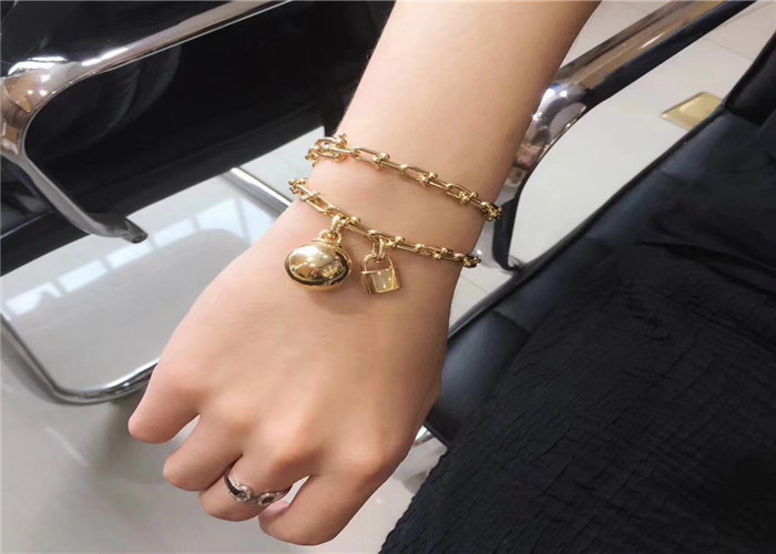 Tiffany Hardwear 18K Gold Diamond Bracelet With Unisex Ball And Chain Design