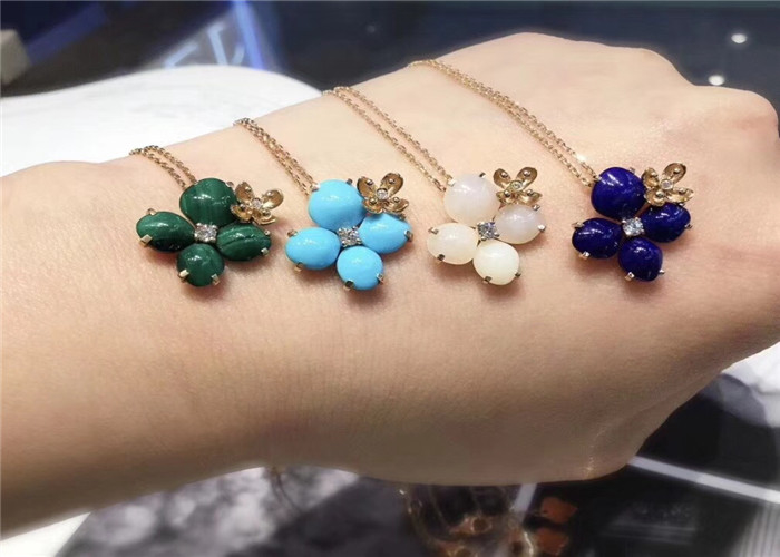 Customized  18K Gold Diamond Pendant Flower Shape For Young Ladies