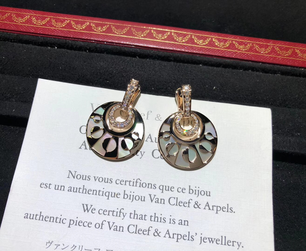Exquisite 18K Gold Diamond Earrings Customizable For Wedding / Engagement