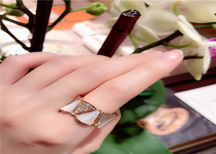 18KT Yellow Gold Diamond Pave  Divas Dream Ring With White Mother Of Pearl